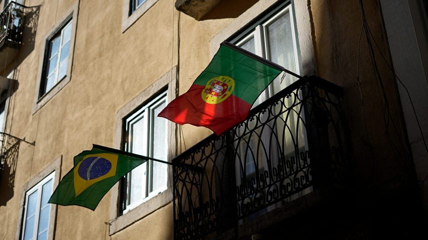 Bandeiras do Brasil e de Portugal numa varanda