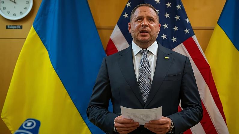 O chefe do Gabinete do Presidente da Ucrânia, Andriy Yermak, fala à imprensa na Missão dos EUA junto das organizações internacionais em Genebra, 23 de novembro de 2025