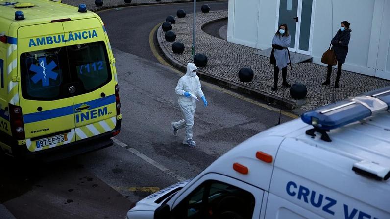 Profissional de saúde, vestido com um fato de proteção, no exterior da unidade de emergência dedicada à COVID-19 doHospital de Santa Maria, em Lisboa, 18 de jan 2021