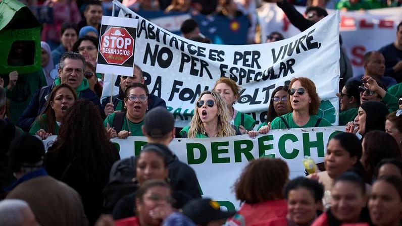 Várias pessoas concentram-se numa manifestação para protestar contra os elevados preços da habitação em Barcelona, Espanha, sábado, 5 de abril de 2025. (Foto AP/Emili)