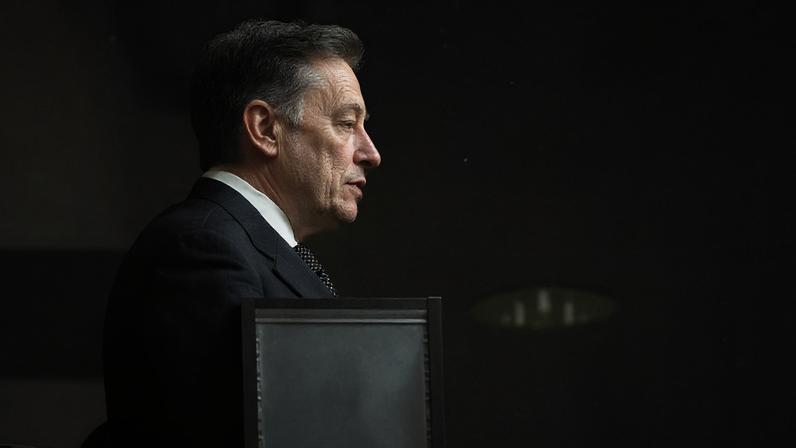 Elon Musk atravessa um corredor no Tribunal Distrital dos EUA em Oakland, Califórnia, na quarta-feira, 29 de abril de 2026