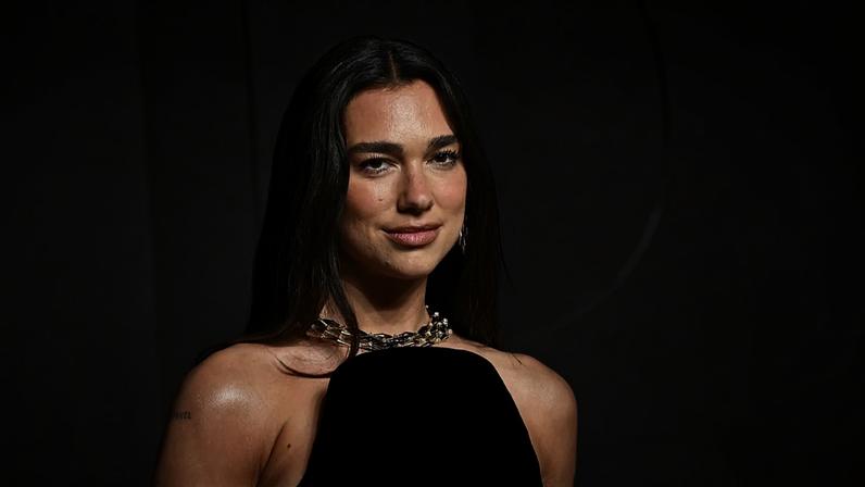 Dua Lipa processa Samsung por uso de imagem em caixas de televisões