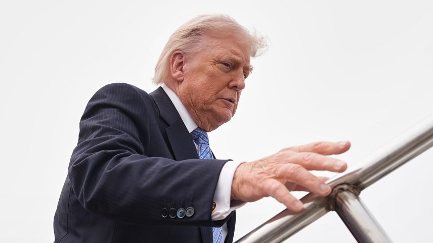 O Presidente dos EUA, Donald Trump, entra no Air Force One, sexta-feira, 15 de maio de 2026, no Aeroporto Internacional de Pequim, em Pequim. (AP Photo/Mark Schiefelbein)