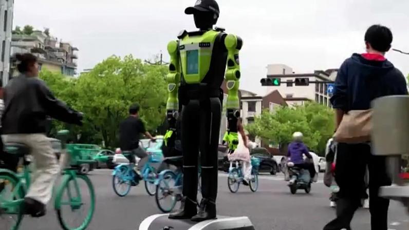 Robô humanoide da Inspire-Robots demonstra caligrafia chinesa na Base da Indústria de Robôs Humanoides, no Parque Shougang, em Pequim, terça-feira, 28 de abril de 2026