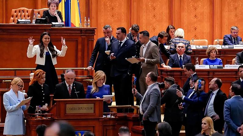 Os deputados romenos votam no parlamento em Bucareste, 5 de maio de 2026