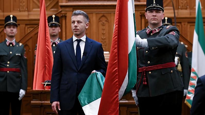Novo parlamento toma posse na Hungria com Magyar designado primeiro-ministro