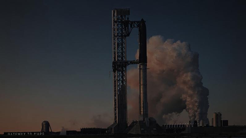 O mega foguetão Starship da SpaceX é preparado para um voo de teste, que viria a ser adiado, em Starbase, Texas, quinta-feira, 21 de maio de 2026
