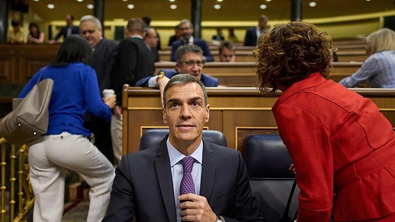 ARQUIVO: O presidente do Governo espanhol, Pedro Sánchez, senta-se no hemiciclo do Parlamento, em Madrid, a 9 de julho de 2025. (Foto AP/Bernat Armangue)