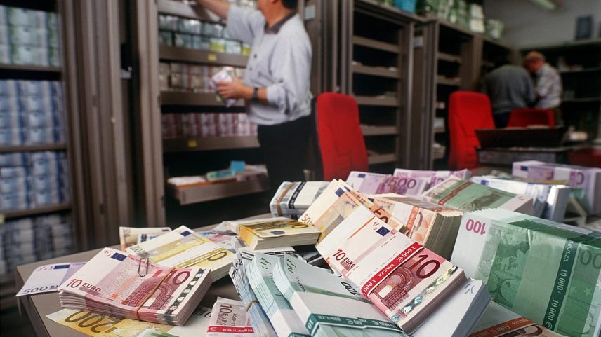 Notas de euro empilhadas sobre uma mesa no departamento de câmbios do banco UBS, em Zurique, Suíça, numa foto de arquivo de 13 de dezembro de 2001