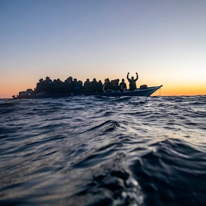 Migrantes chegam à Lampedusa à noite; bebé morre de hipotermia, inquérito aberto
