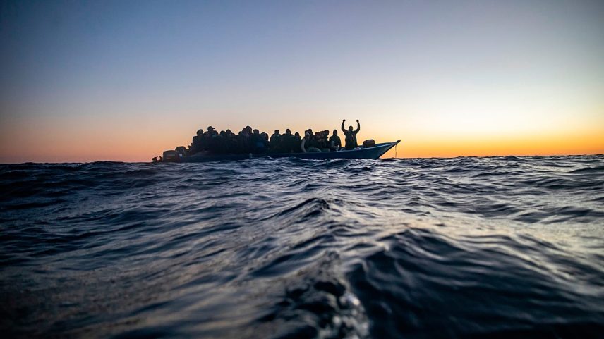 Barco com migrantes a bordo, imagem de arquivo