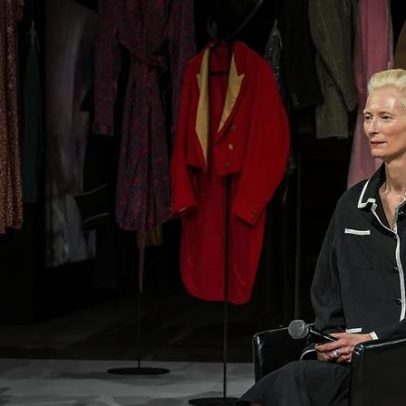 Tilda Swinton inaugura exposição com objetos pessoais e excertos de filmes