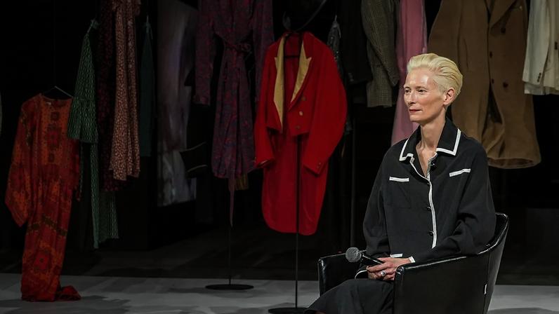 Tilda Swinton inaugura exposição com objetos pessoais e excertos de filmes