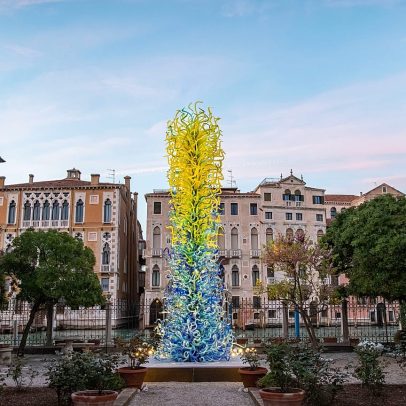 Itália expõe candelabros ao ar livre e câmara de reflexão além da Bienal de Veneza