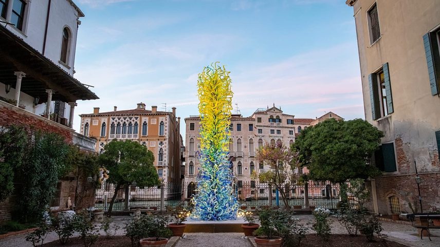 "Torre azul e verde", Dale Chihuly, 2025