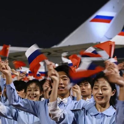 Vídeo mostra jovens a receber Putin na chegada a Pequim