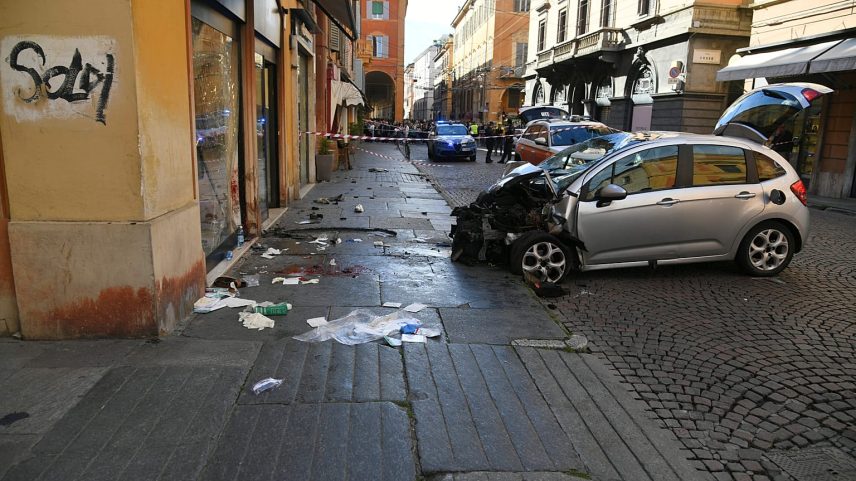 O carro que atropelou a multidão em Modena, 16/05/2026