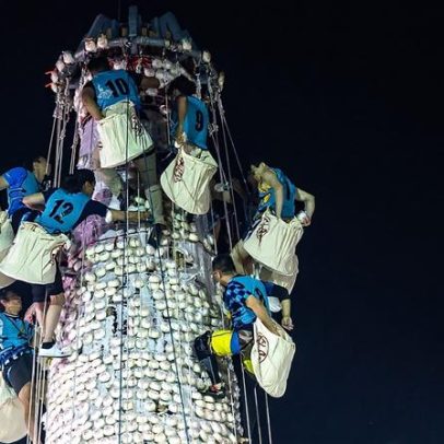 Escaladores disputam subida à torre de pão no Festival do Pão em Hong Kong