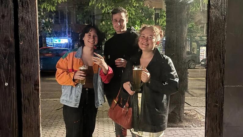 Alla, residente de longa data em Sofia (à direita na foto), e Simon, alemão apreciador de cerveja, levaram-me num roteiro de cerveja artesanal por Sofia – eis onde fomos