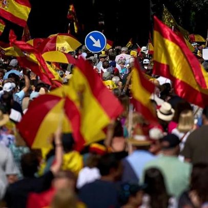 Espanha: milhares manifestam-se em Madrid pedindo demissão de Pedro Sánchez