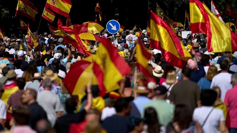 Espanha: milhares manifestam-se em Madrid pedindo demissão de Pedro Sánchez