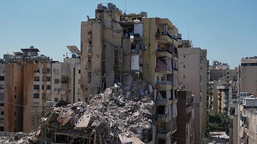Equipas de salvamento procuram nos escombros de um edifício destruído por um ataque aéreo israelita no dia anterior em Dahiyeh, nos subúrbios do sul de Beirute, no Líbano, quinta-feira, 7 de maio de 2026