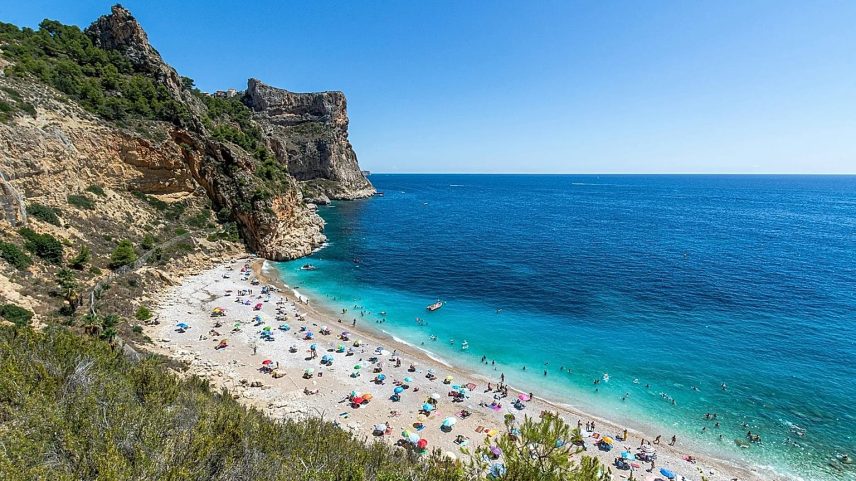 A Cala del Moraig é uma deslumbrante praia Bandeira Azul na Costa Blanca, em Espanha