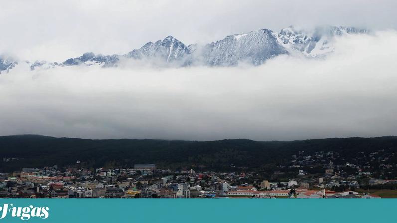 A cidade argentina de Ushuaia estende-se por uma baía junto ao mar