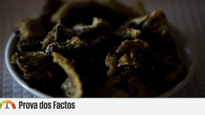 Um prato cheio de torresmos, que têm gordura saturada, pouco saudável se for consumida amiúde