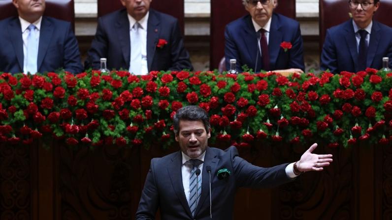 Na cerimónia evocativa do 25 de Abril, no Parlamento, André Ventura usou um cravo verde no bolso do casaco