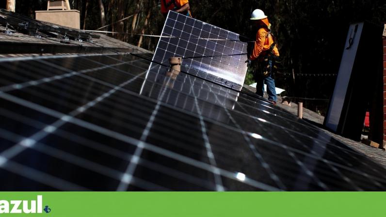 Instalação de painéis solares no telhado de uma casa
