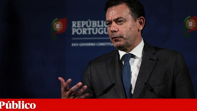 O primeiro-ministro, Luís Montenegro, durante uma declaração aos jornalistas no final da reunião do Conselho de Ministros realizada na quinta-feira em Beja