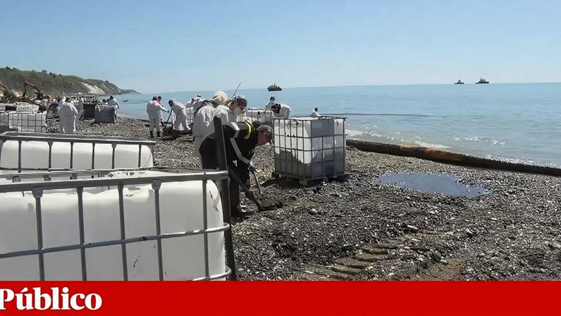 Autoridades removem petróleo das praias