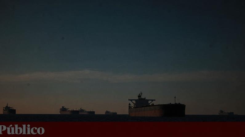 Alguns dos navios da chamada "frota fantasma" russa, usados para ludibriar as sanções internacionais