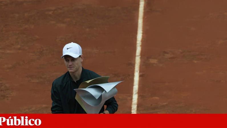 Sinner com o troféu conquistado em Madrid