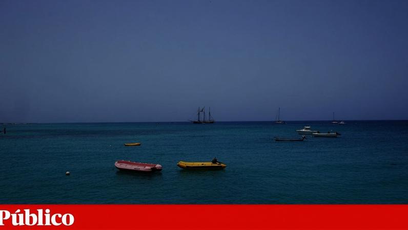 Navio está parado ao largo de Cabo Verde e está a receber equipas de assistência médica e apoio