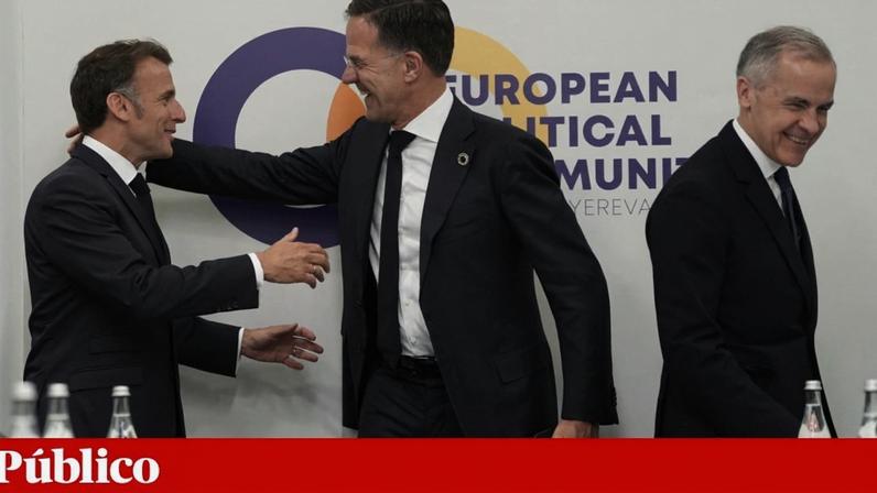 O secretário-geral da NATO, Mark Rutte, com o Presidente de França, Emmanuel Macron, e o primeiro-ministro do Canadá, Mark Carney, na reunião da Comunidade Política Europeia em Ierevan, Arménia