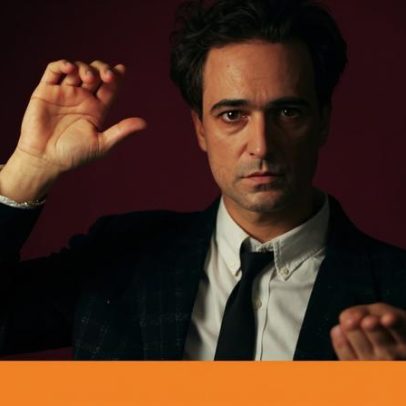 Manuel Fúria dança e canta canções apesar de derrocada prevista