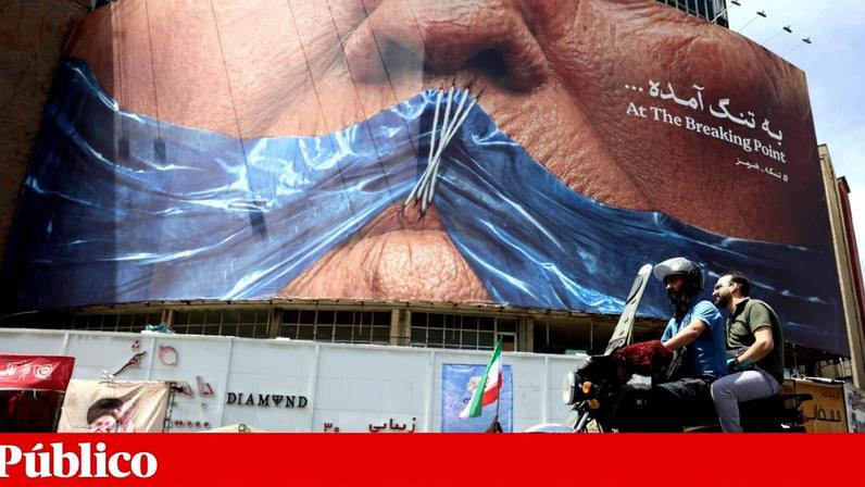 Cartaz alusivo ao encerramento do estreito de Ormuz por Donald Trump, em Teerão