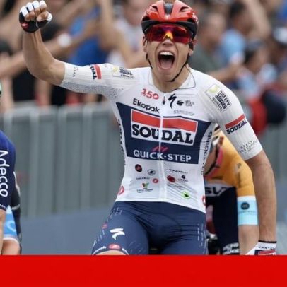 Paul Magnier veste pela primeira vez a camisola rosa no Giro deste ano