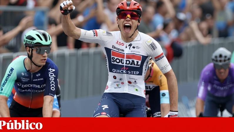 Paul Magnier festeja a sua vitória na etapa inaugural do Giro