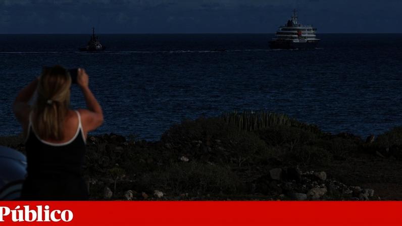 O MV Hondius à saída de Tenerife esta segunda-feira
