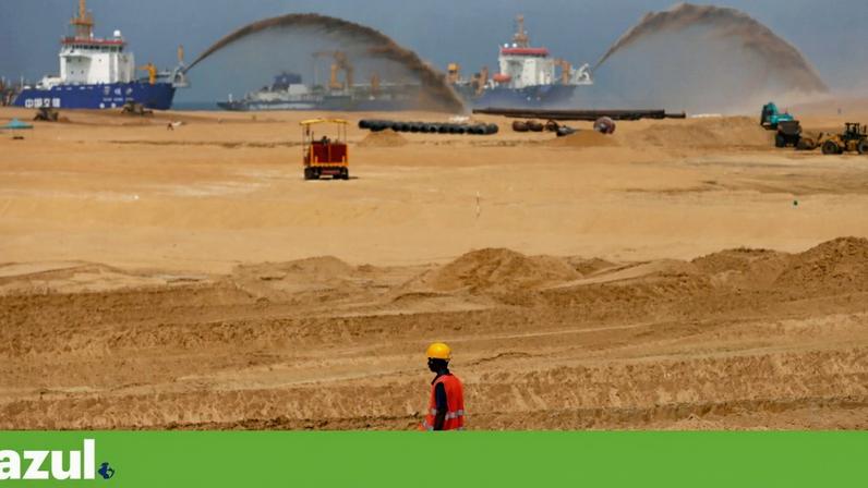 Areia a ser dragada do mar no estaleiro de construção em Colombo, no Sri Lanka