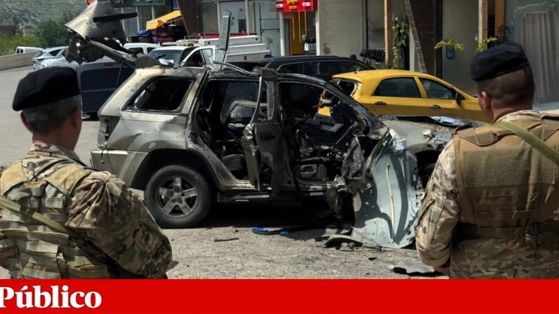 Soldados do exército libanês montam guarda no local de um ataque israelita a um automóvel na zona de Jiyeh, a sul de Beirute.