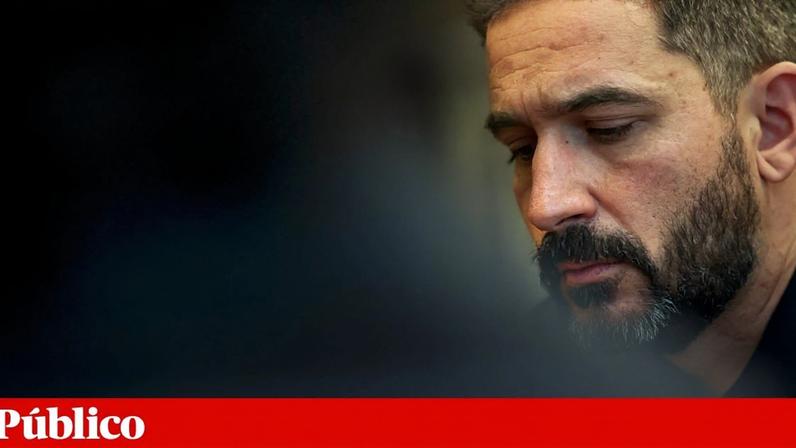 Deputado do Bloco de Esquerda mostrou os documentos na reunião da comissão, mas maioria AD e Chega voltaram a rejeitar requerimentos que solicitavam pareceres sobre os projectos de lei sobre autodeterminação de género