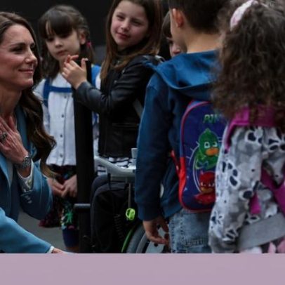 Kate Middleton cumprimenta crianças em italiano no regresso às viagens oficiais