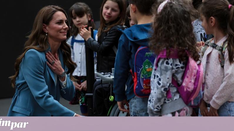 A princesa de Gales cumprimenta as crianças à chegada à Câmara Municipal de Reggio Emilia