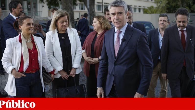 O líder do PS, José Luís Carneiro, à chegada para uma visita ao Centro de Formação Profissional da Indústria Eletrónica (CINEL), no âmbito da Rota pelo Ensino e Formação Profissional