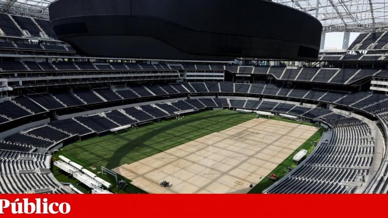Trabalhos a decorrer no SoFi Stadium, na Califórnia, um dos recintos que irá receber jogos do Mundial de futebol