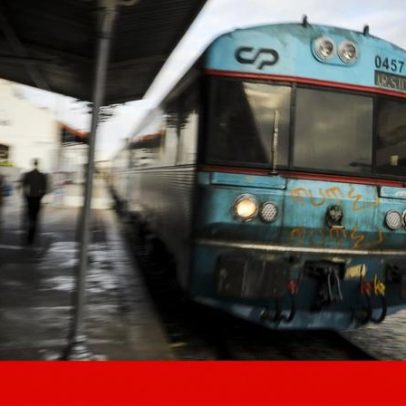 Comboio abalroa carro no Algarve, deixando um morto e três feridos graves